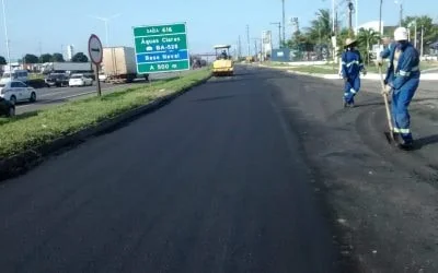 VIABAHIA avança em obras de recuperação do pavimento na via marginal da BR-324