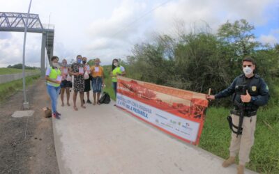 Comunidade em Candeias recebe nova passarela entregue pela VIABAHIA